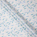 قماش كتان أبيض نقي مطبوع عليه أوراق الشجر بتصميم تجريدي باللونين الأزرق والأزرق المخضر، عرض 140 سم، صنع في الهند - D25074