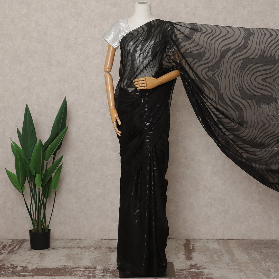 ساري شيفون فرنسي فاخر من الحرير الخالص باللون الأسود النفاث بتصميم مموج معدني - طول 5.5 متر، عرض 110 سم، صنع في فرنسا - D25626