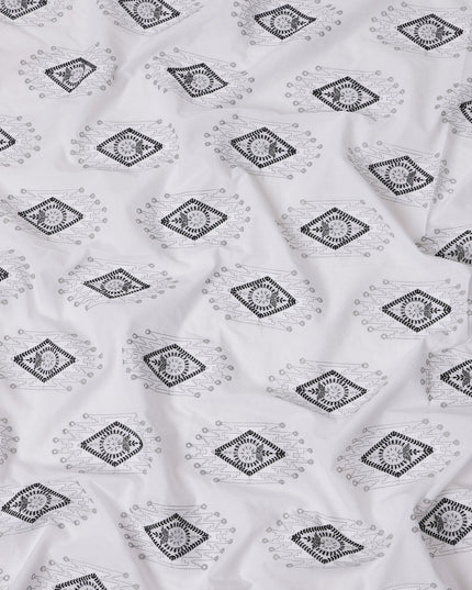 قماش تطريز من القطن الأبيض بتصميم هندسي أسود، عرض 110 سم، الهند - D25305