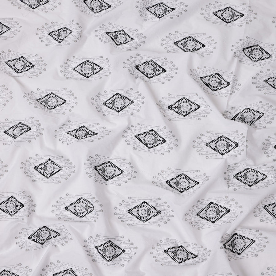 قماش تطريز من القطن الأبيض بتصميم هندسي أسود، عرض 110 سم، الهند - D25305