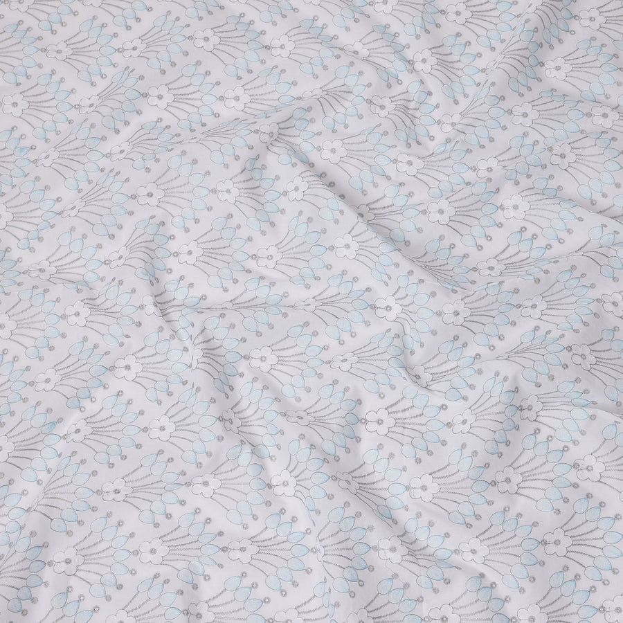 قماش تطريز من القطن الأبيض بتصميم زهور زرقاء ورمادية، عرض 110 سم، الهند - D25301