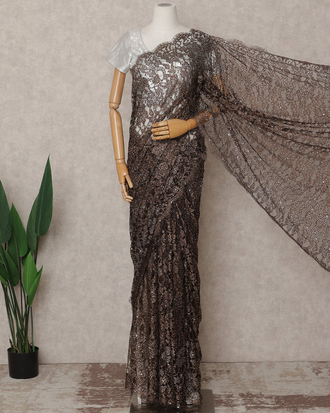 ساري فرنسي فاخر بلون بني فاتح من الدانتيل الشانتيلي ثنائي اللون مع تطريز حجري، بطول 5.5 متر وعرض 110 سم، مستورد من فرنسا - D25425