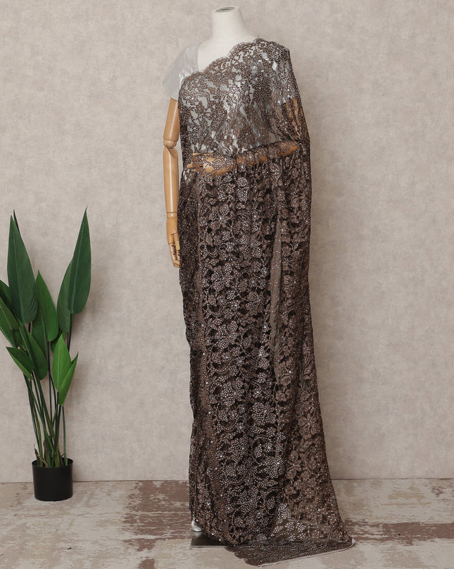 ساري فرنسي فاخر بلون بني فاتح من الدانتيل الشانتيلي ثنائي اللون مع تطريز حجري، بطول 5.5 متر وعرض 110 سم، مستورد من فرنسا - D25425