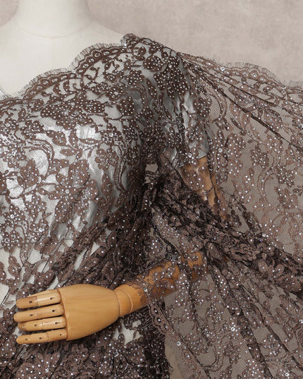 ساري فرنسي فاخر بلون بني فاتح من الدانتيل الشانتيلي ثنائي اللون مع تطريز حجري، بطول 5.5 متر وعرض 110 سم، مستورد من فرنسا - D25425