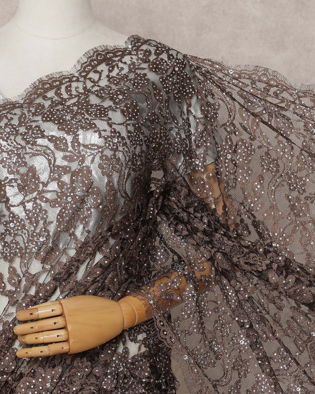 ساري فرنسي فاخر بلون بني فاتح من الدانتيل الشانتيلي ثنائي اللون مع تطريز حجري، بطول 5.5 متر وعرض 110 سم، مستورد من فرنسا - D25425