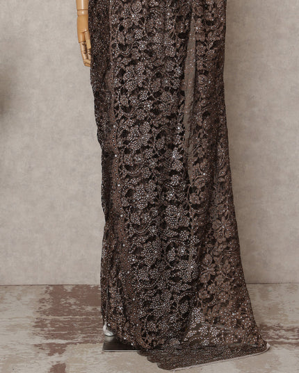 ساري فرنسي فاخر بلون بني فاتح من الدانتيل الشانتيلي ثنائي اللون مع تطريز حجري، بطول 5.5 متر وعرض 110 سم، مستورد من فرنسا - D25425