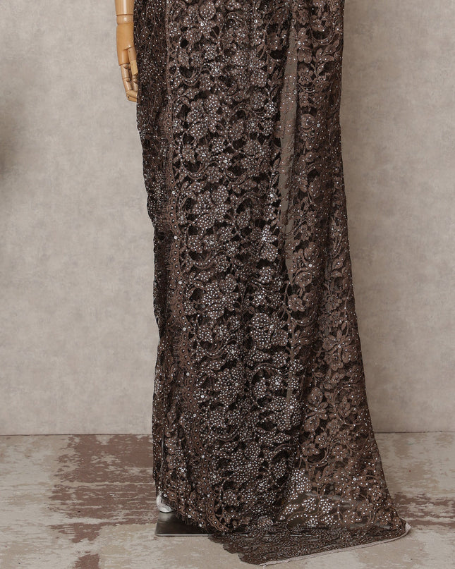 ساري فرنسي فاخر بلون بني فاتح من الدانتيل الشانتيلي ثنائي اللون مع تطريز حجري، بطول 5.5 متر وعرض 110 سم، مستورد من فرنسا - D25425