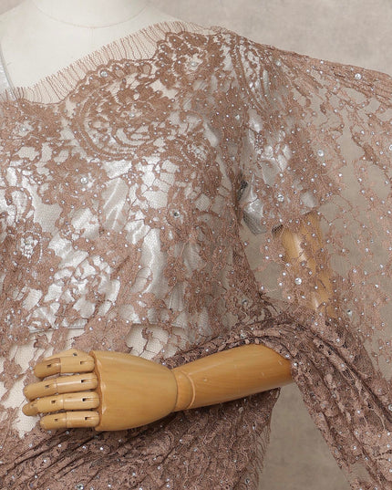 ساري فرنسي فاخر بلون بني موكا من الدانتيل الشانتيلي ثنائي اللون مع تطريز حجري، عرض 110 سم، 5.5 متر، فرنسا - D25586