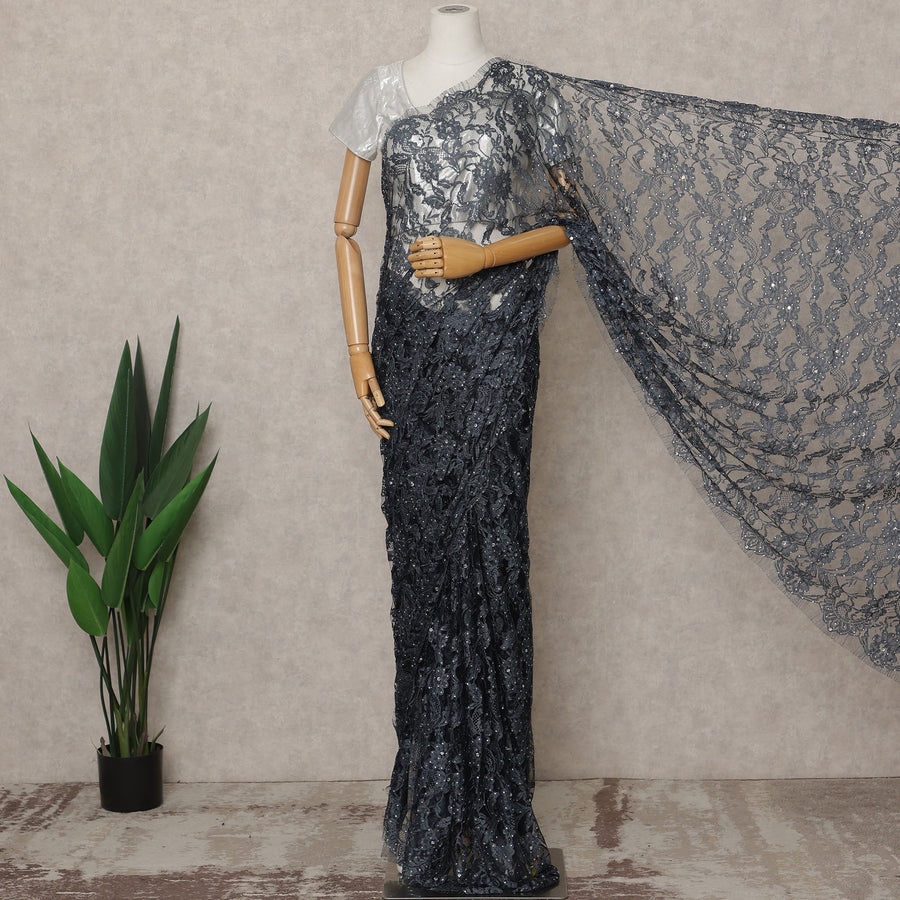 ساري فرنسي فاخر بلون رمادي فحمي من الدانتيل الشانتيلي ثنائي اللون مع تطريز حجري، عرض 110 سم، 5.5 متر، فرنسا - D25557