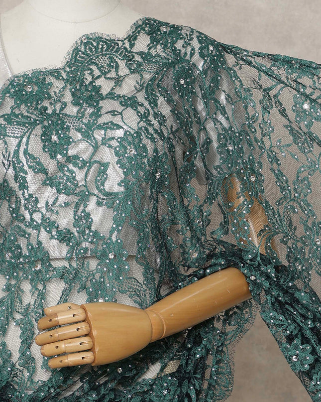 ساري فرنسي فاخر بلون أخضر فاتح من الدانتيل الشانتيلي ثنائي اللون مع تطريز حجري، عرض 110 سم، 5.5 متر، فرنسا - D25583