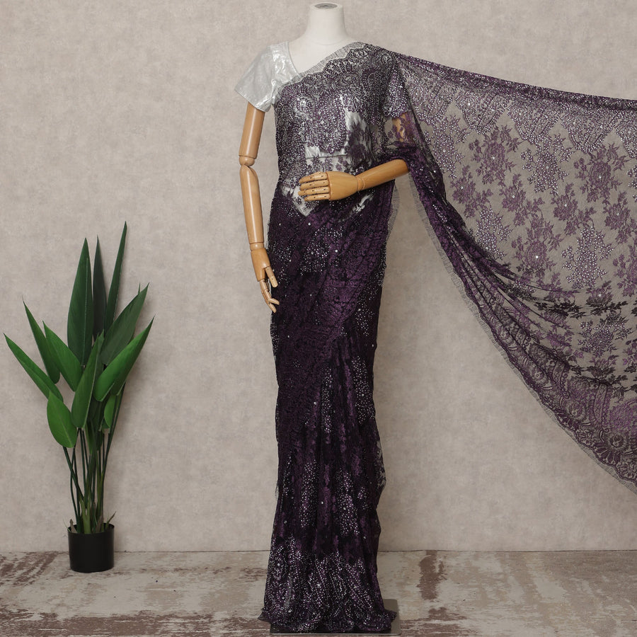 ساري فرنسي فاخر من الدانتيل الشانتيلي المعدني باللون البرقوقي مع تطريز حجري، عرض 110 سم، 5.5 متر، فرنسا - D25569