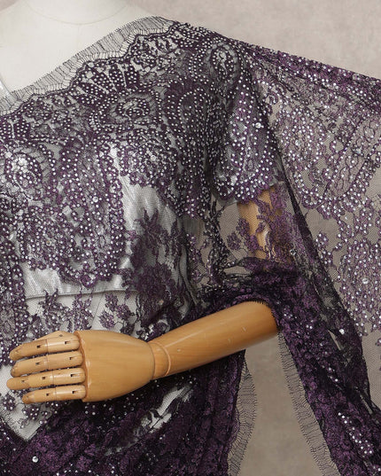 ساري فرنسي فاخر من الدانتيل الشانتيلي المعدني باللون البرقوقي مع تطريز حجري، عرض 110 سم، 5.5 متر، فرنسا - D25569