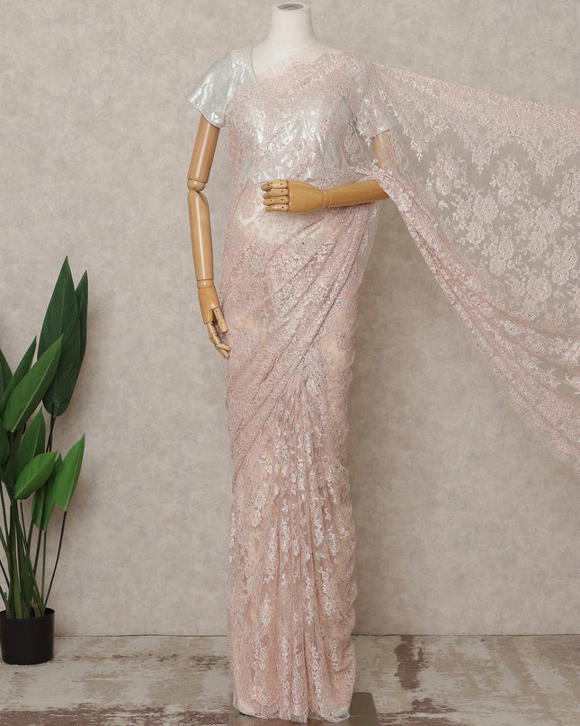 ساري فرنسي فاخر باللون الوردي الفاتح من الدانتيل الشانتيلي المعدني مع تطريز حجري، عرض 110 سم، 5.5 متر، فرنسا - D25601