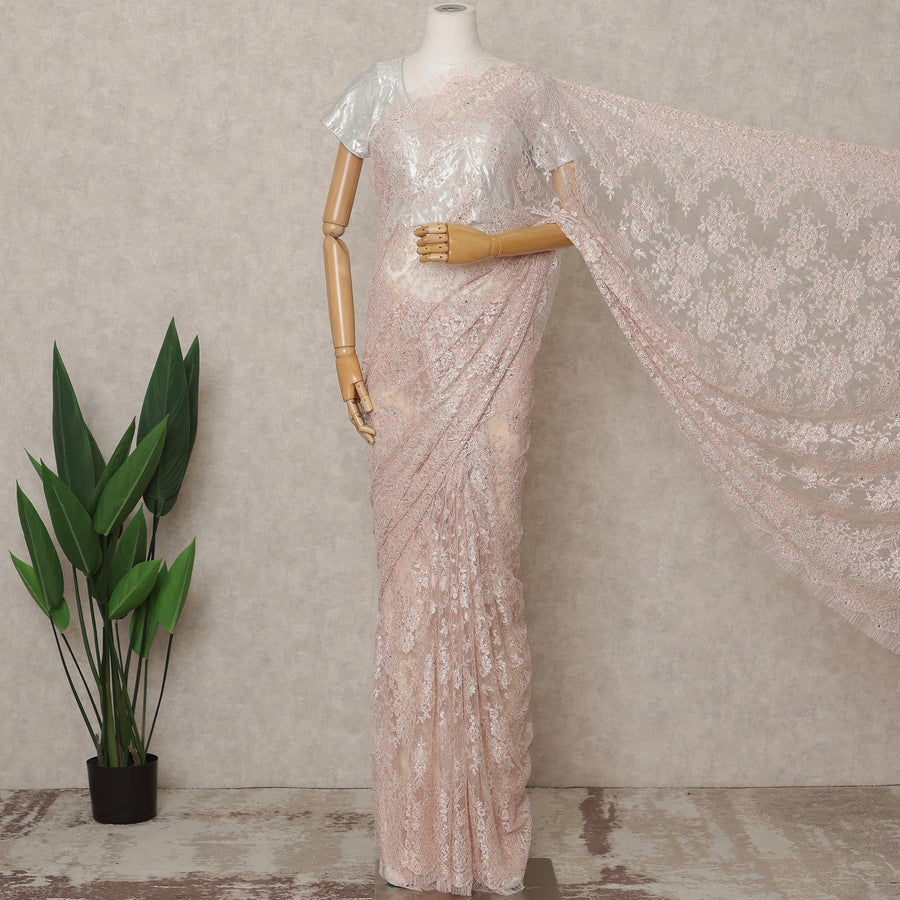 ساري فرنسي فاخر باللون الوردي الفاتح من الدانتيل الشانتيلي المعدني مع تطريز حجري، عرض 110 سم، 5.5 متر، فرنسا - D25601