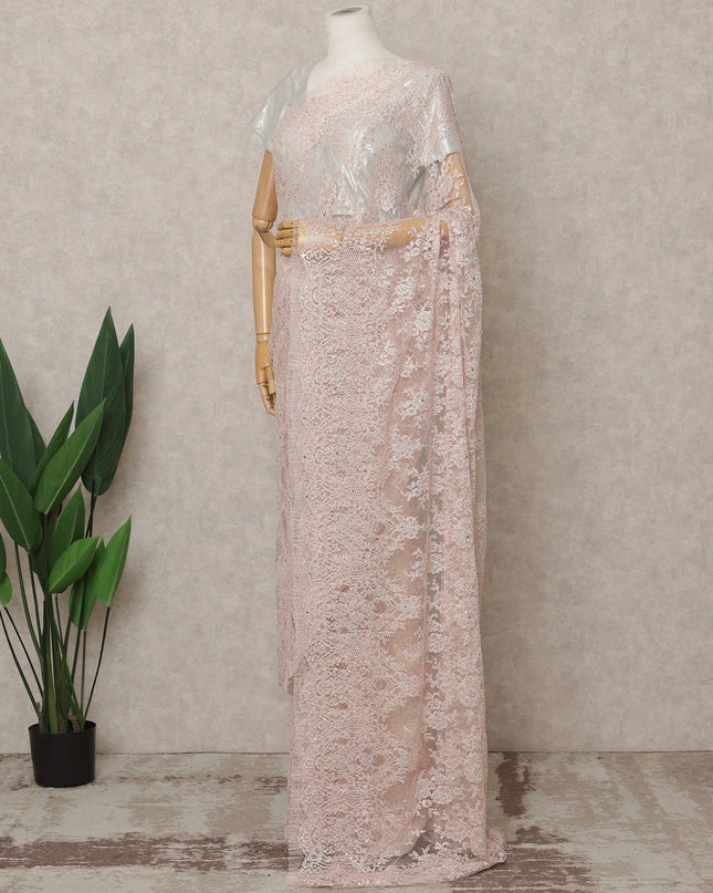 ساري فرنسي فاخر باللون الوردي الفاتح من الدانتيل الشانتيلي المعدني مع تطريز حجري، عرض 110 سم، 5.5 متر، فرنسا - D25601