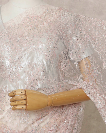 ساري فرنسي فاخر باللون الوردي الفاتح من الدانتيل الشانتيلي المعدني مع تطريز حجري، عرض 110 سم، 5.5 متر، فرنسا - D25601