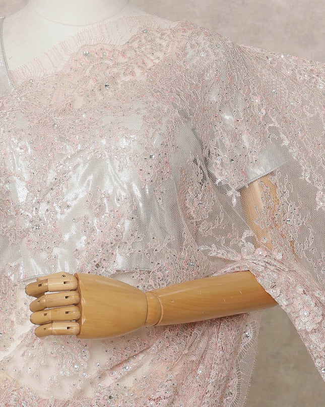 ساري فرنسي فاخر باللون الوردي الفاتح من الدانتيل الشانتيلي المعدني مع تطريز حجري، عرض 110 سم، 5.5 متر، فرنسا - D25601