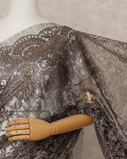 قماش ساري فرنسي فاخر من الدانتيل شانتيلي المعدني باللون الأسود الشوكولاتي - طول 5.5 متر، عرض 110 سم، صنع في فرنسا - D25607