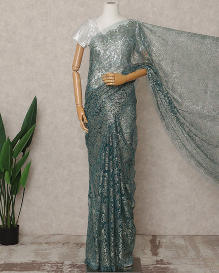 قماش ساري فرنسي فاخر من الدانتيل الشانتيلي المعدني باللون الأزرق المخضر الباهت - طول 5.5 متر، عرض 110 سم، صنع في فرنسا - D25611