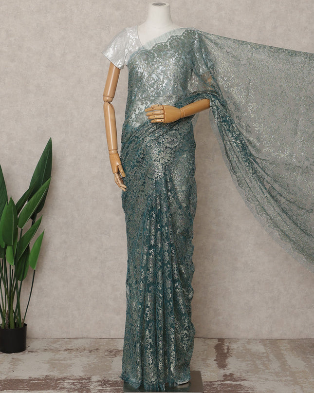 قماش ساري فرنسي فاخر من الدانتيل الشانتيلي المعدني باللون الأزرق المخضر الباهت - طول 5.5 متر، عرض 110 سم، صنع في فرنسا - D25611