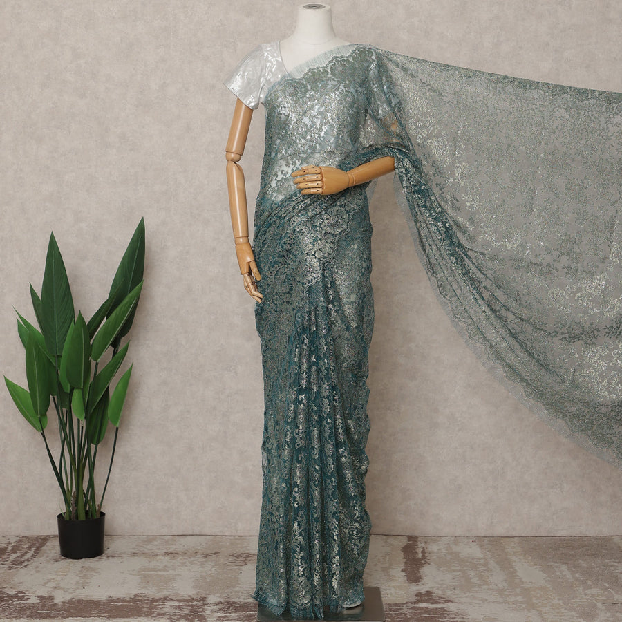 قماش ساري فرنسي فاخر من الدانتيل الشانتيلي المعدني باللون الأزرق المخضر الباهت - طول 5.5 متر، عرض 110 سم، صنع في فرنسا - D25611