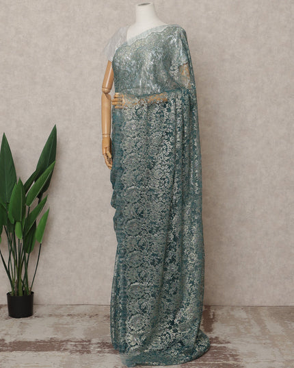 قماش ساري فرنسي فاخر من الدانتيل الشانتيلي المعدني باللون الأزرق المخضر الباهت - طول 5.5 متر، عرض 110 سم، صنع في فرنسا - D25611