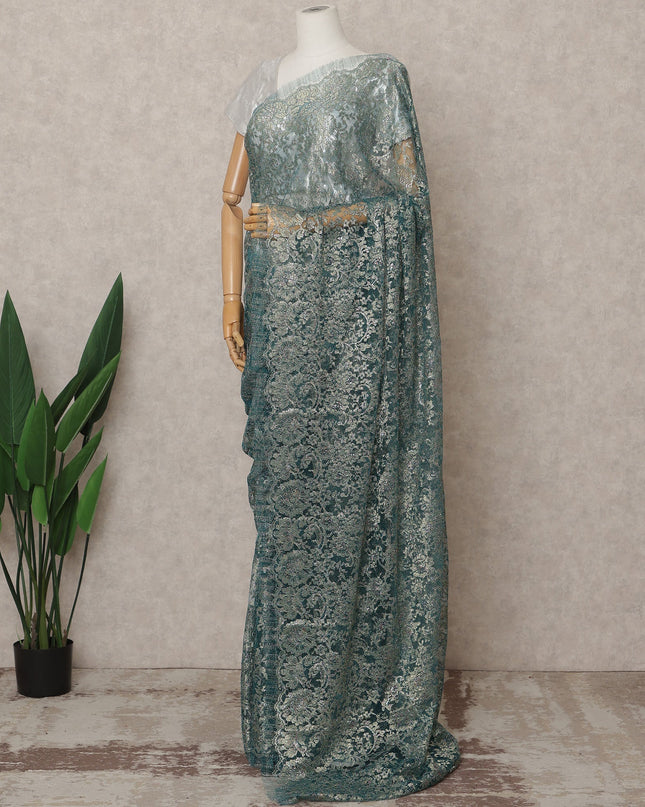 قماش ساري فرنسي فاخر من الدانتيل الشانتيلي المعدني باللون الأزرق المخضر الباهت - طول 5.5 متر، عرض 110 سم، صنع في فرنسا - D25611