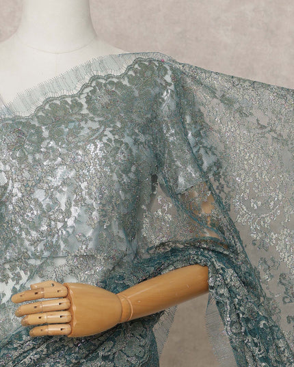 قماش ساري فرنسي فاخر من الدانتيل الشانتيلي المعدني باللون الأزرق المخضر الباهت - طول 5.5 متر، عرض 110 سم، صنع في فرنسا - D25611