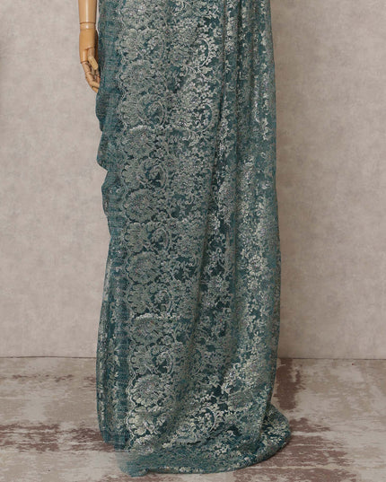 قماش ساري فرنسي فاخر من الدانتيل الشانتيلي المعدني باللون الأزرق المخضر الباهت - طول 5.5 متر، عرض 110 سم، صنع في فرنسا - D25611