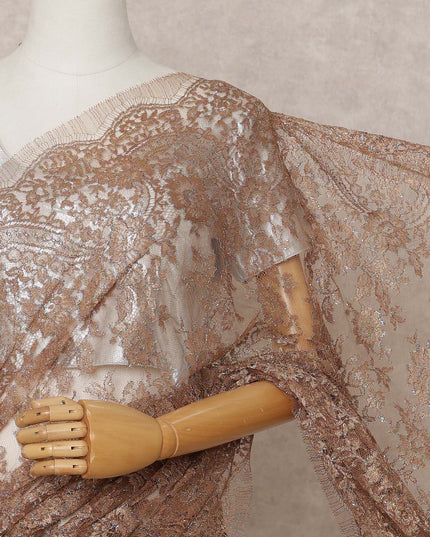 قماش ساري فرنسي فاخر من الدانتيل الشانتيلي المعدني النحاسي - طول 5.5 متر، عرض 110 سم، صنع في فرنسا - D25604