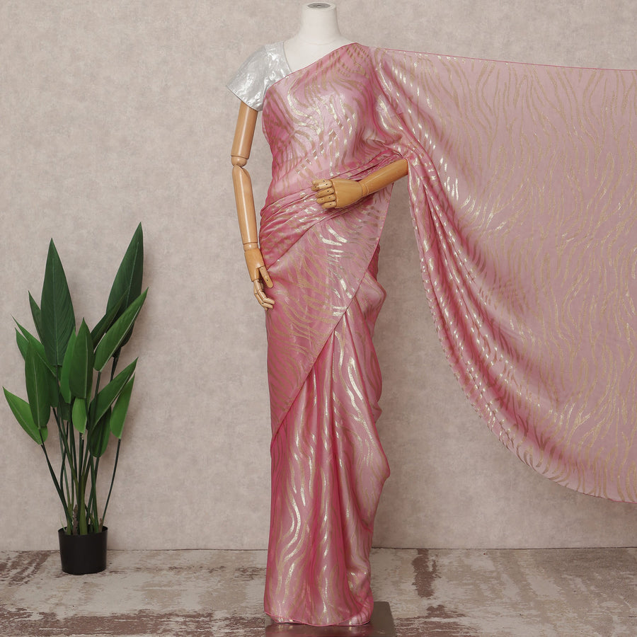 ساري شيفون فرنسي فاخر من الحرير الخالص باللون الوردي الفاتح بتصميم مموج معدني - طول 5.5 متر، عرض 110 سم، صنع في فرنسا - D25625