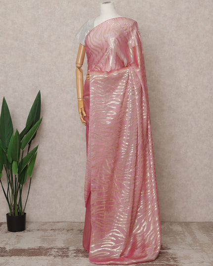 ساري شيفون فرنسي فاخر من الحرير الخالص باللون الوردي الفاتح بتصميم مموج معدني - طول 5.5 متر، عرض 110 سم، صنع في فرنسا - D25625