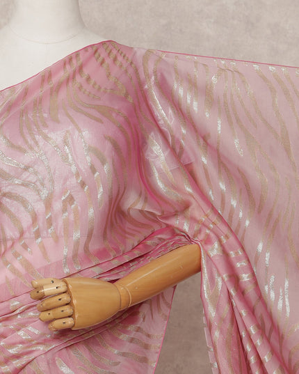 ساري شيفون فرنسي فاخر من الحرير الخالص باللون الوردي الفاتح بتصميم مموج معدني - طول 5.5 متر، عرض 110 سم، صنع في فرنسا - D25625