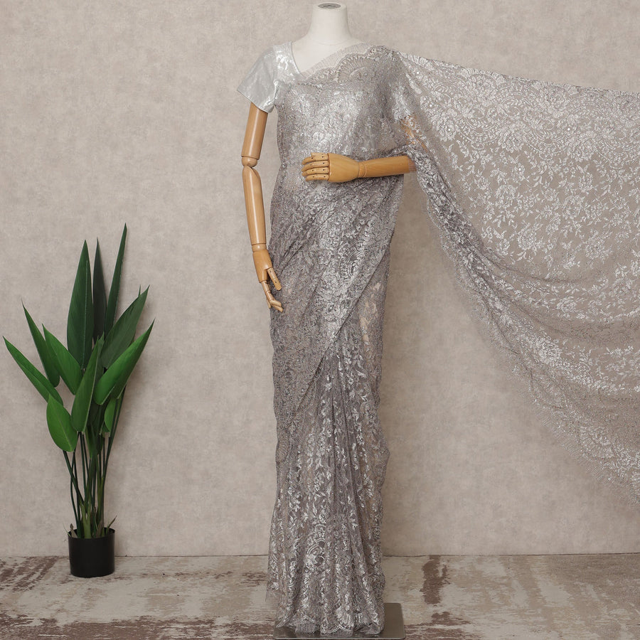 ساري فرنسي فاخر من الدانتيل المعدني بلون أرجواني فاتح بلاتيني مع تطريز حجري، عرض 110 سم، 5.5 متر، فرنسا - D25573