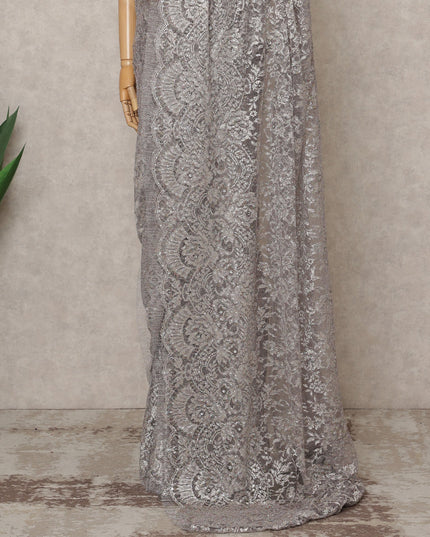 ساري فرنسي فاخر من الدانتيل المعدني بلون أرجواني فاتح بلاتيني مع تطريز حجري، عرض 110 سم، 5.5 متر، فرنسا - D25573