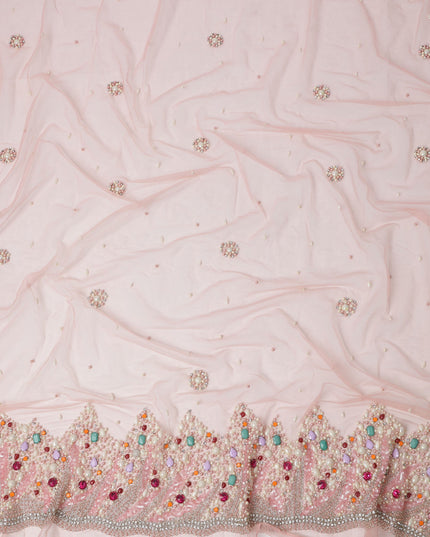 قماش تول نايلون مطرز باللون الوردي الفاتح مع زخارف زهرية من اللؤلؤ والكريستال وحواف من الخرز متعدد الألوان، عرض 140 سم، صنع في الهند - D23489