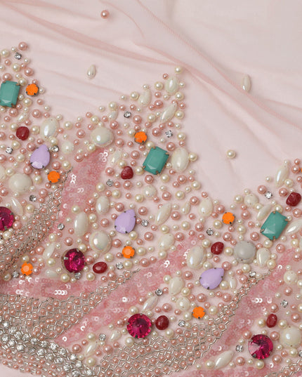 قماش تول نايلون مطرز باللون الوردي الفاتح مع زخارف زهرية من اللؤلؤ والكريستال وحواف من الخرز متعدد الألوان، عرض 140 سم، صنع في الهند - D23489