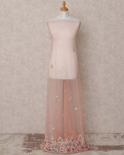 قماش تول نايلون مطرز باللون الوردي الفاتح مع زخارف زهرية من اللؤلؤ والكريستال وحواف من الخرز متعدد الألوان، عرض 140 سم، صنع في الهند - D23489