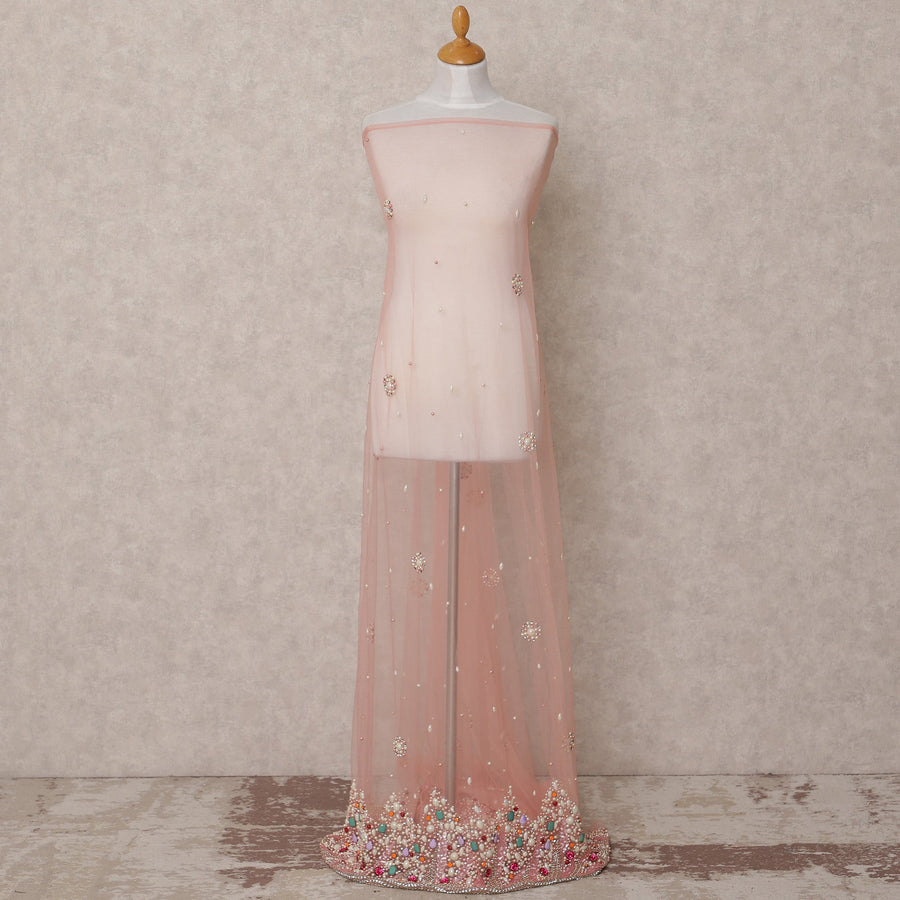 قماش تول نايلون مطرز باللون الوردي الفاتح مع زخارف زهرية من اللؤلؤ والكريستال وحواف من الخرز متعدد الألوان، عرض 140 سم، صنع في الهند - D23489