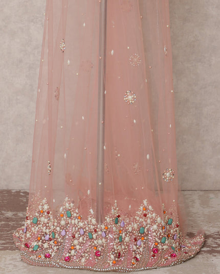 قماش تول نايلون مطرز باللون الوردي الفاتح مع زخارف زهرية من اللؤلؤ والكريستال وحواف من الخرز متعدد الألوان، عرض 140 سم، صنع في الهند - D23489
