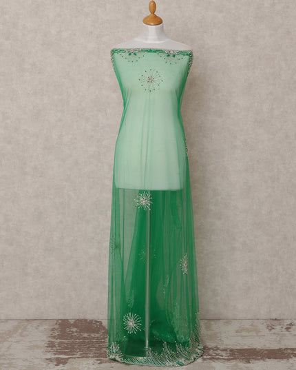 قماش تول نايلون مطرز باللون الأخضر البحري مع زخارف نجمية لامعة من الترتر وحواف من الخرز الفضي، عرض 140 سم، صنع في الهند - D23490