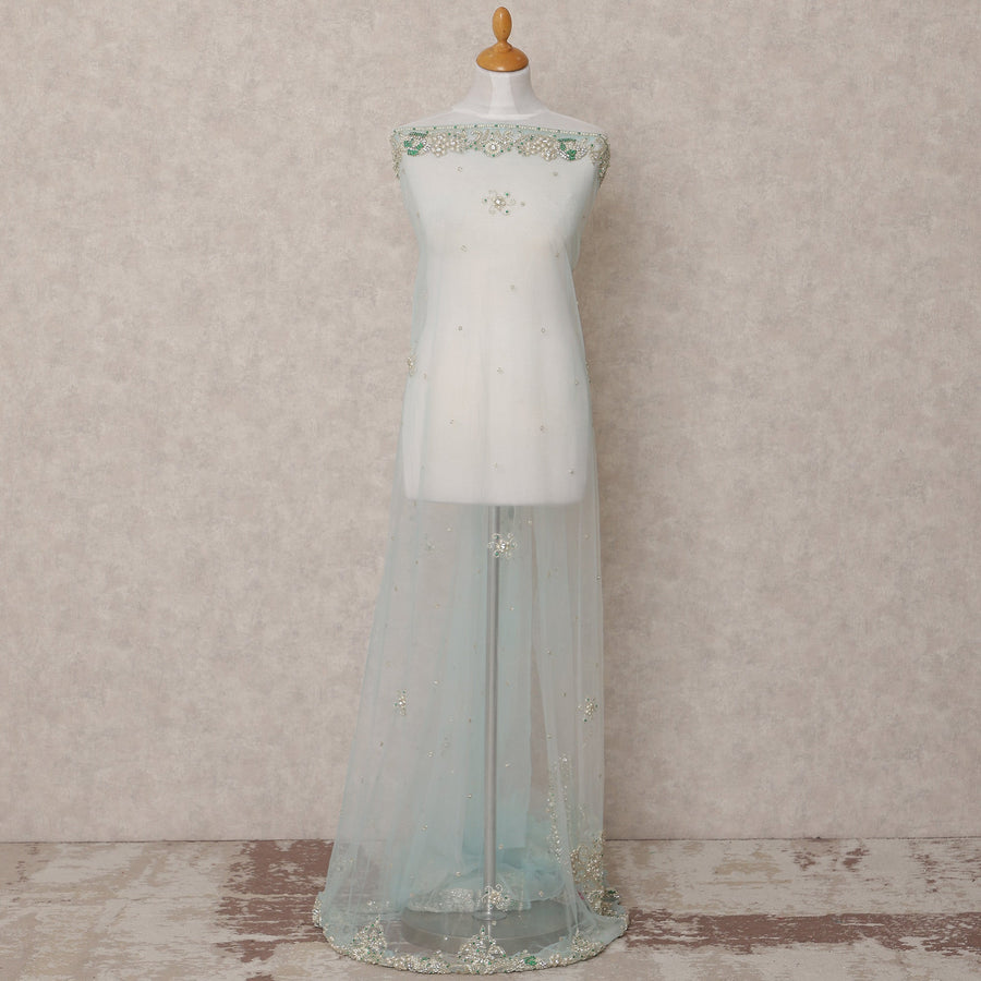 قماش تول نايلون أزرق ثلجي مطرز مع زخارف نباتية مطرزة باللؤلؤ وحواف فضية خضراء، عرض 140 سم، صنع في الهند - D23491