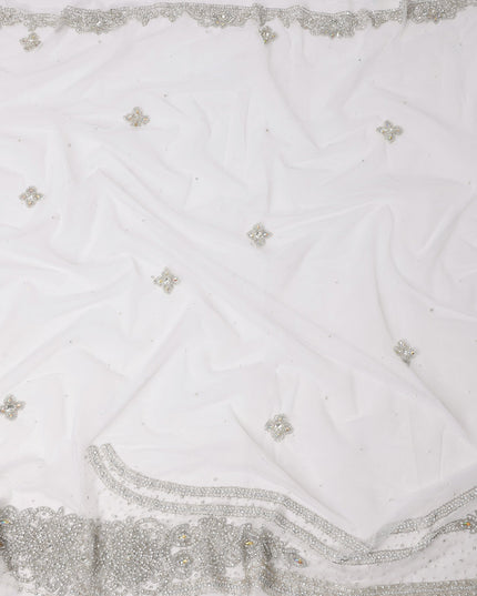 قماش نايلون تول أبيض مطرز مع زخارف زهرية من الكريستال الفضي وحواف من الخرز الثقيل، عرض 140 سم، صنع في الهند - D23501