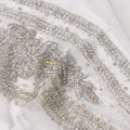 قماش نايلون تول أبيض مطرز مع زخارف زهرية من الكريستال الفضي وحواف من الخرز الثقيل، عرض 140 سم، صنع في الهند - D23501