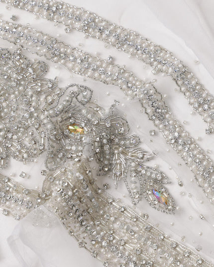 قماش نايلون تول أبيض مطرز مع زخارف زهرية من الكريستال الفضي وحواف من الخرز الثقيل، عرض 140 سم، صنع في الهند - D23501