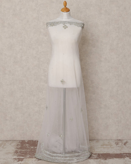 قماش نايلون تول أبيض مطرز مع زخارف زهرية من الكريستال الفضي وحواف من الخرز الثقيل، عرض 140 سم، صنع في الهند - D23501