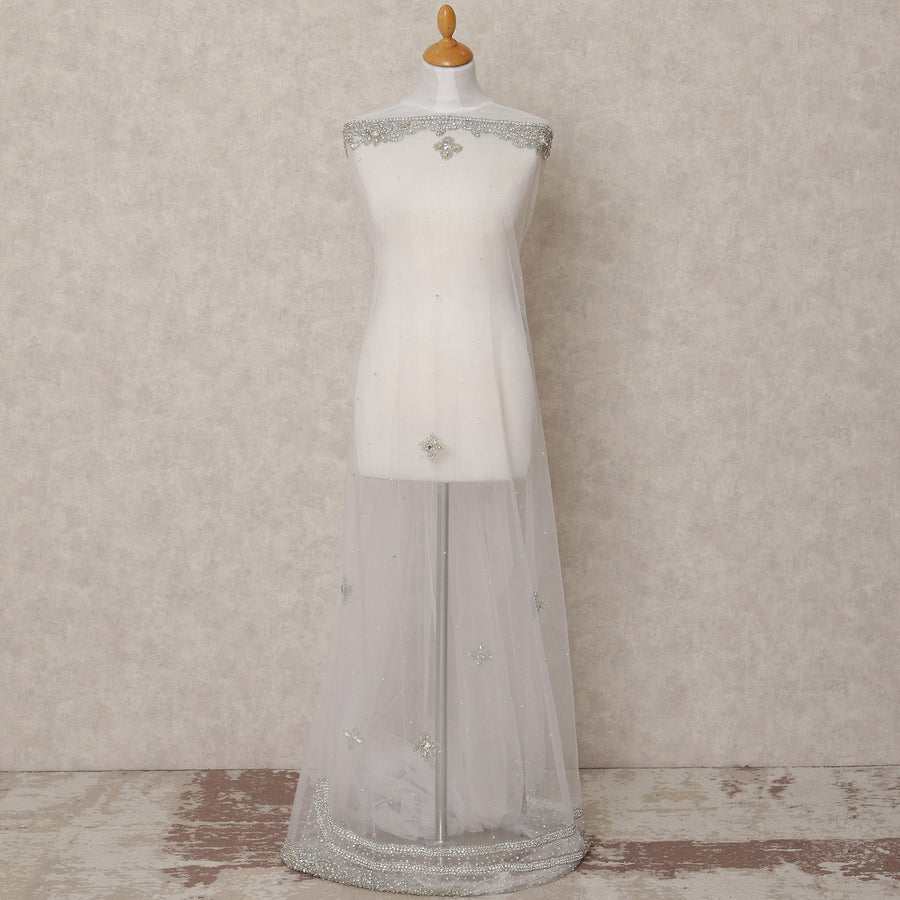 قماش نايلون تول أبيض مطرز مع زخارف زهرية من الكريستال الفضي وحواف من الخرز الثقيل، عرض 140 سم، صنع في الهند - D23501