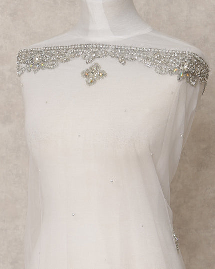 قماش نايلون تول أبيض مطرز مع زخارف زهرية من الكريستال الفضي وحواف من الخرز الثقيل، عرض 140 سم، صنع في الهند - D23501