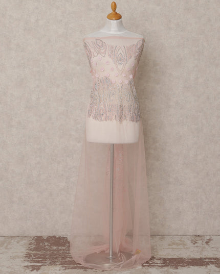 قماش تول نايلون وردي فاتح مع تطريز زهور ثلاثي الأبعاد ومرايا، عرض 140 سم، صنع في الهند - D23515