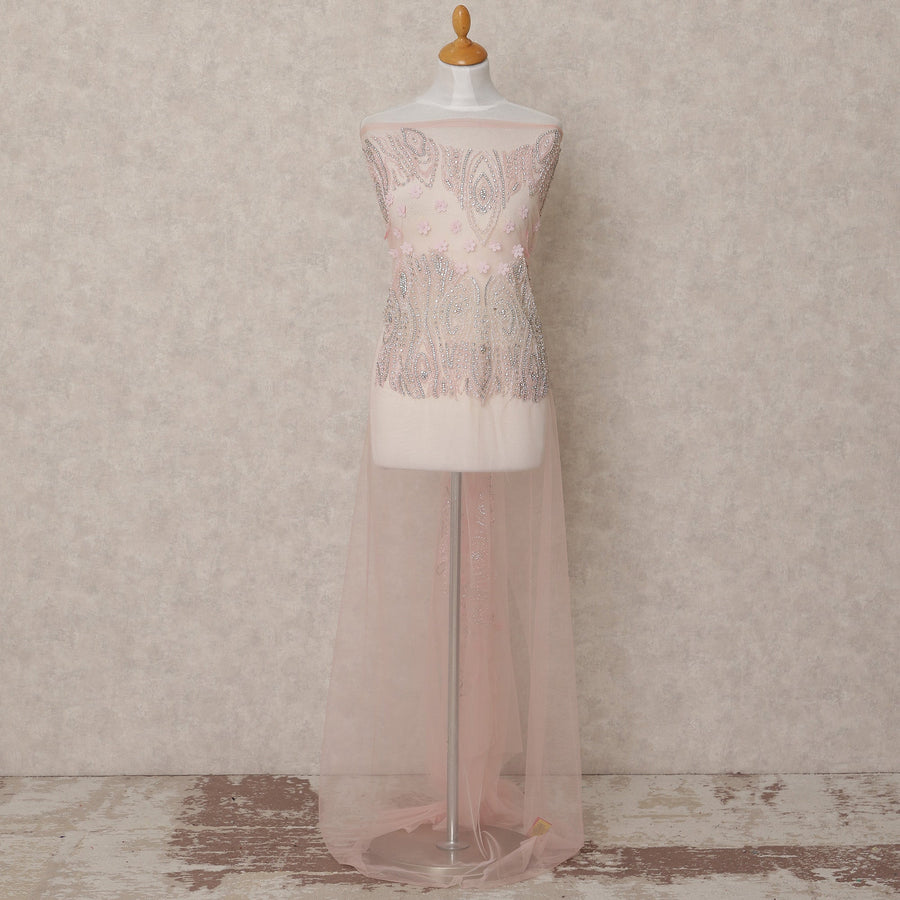 قماش تول نايلون وردي فاتح مع تطريز زهور ثلاثي الأبعاد ومرايا، عرض 140 سم، صنع في الهند - D23515